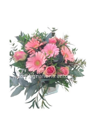 Bouquet di fiori freschi, gerbere e rose colore rosa. 