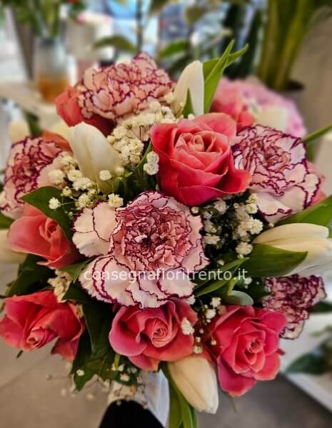 un bouquet per ogni occassione  -bouquet mix con colori chiari .