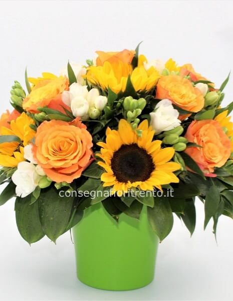 un gesto gentile . composizione  con fiori misti in vaso di ceramica 