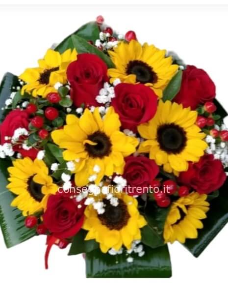 Happiness bouquet con rose rosse girasoli e ipericom medio