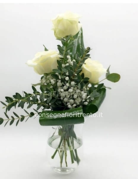 dolce amore  . mazzo con tre rose bianche 